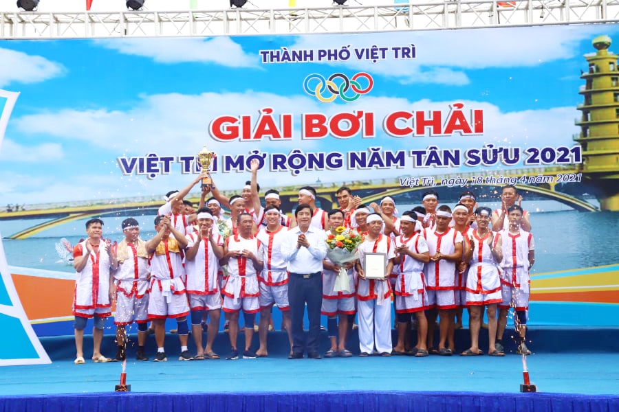 Đồng chí Nguyễn Mạnh Sơn - Ủy viên Ban Thường vụ Tỉnh ủy, Bí thư Thành ủy Việt Trì trao giải Nhất cho đội Việt Trì 1.